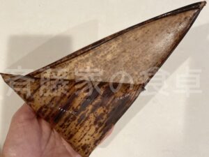 竹の皮に包んでいく