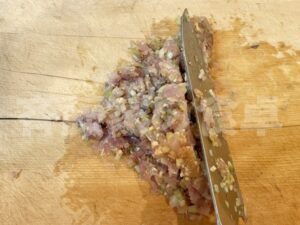 アジに薬味を混ぜる